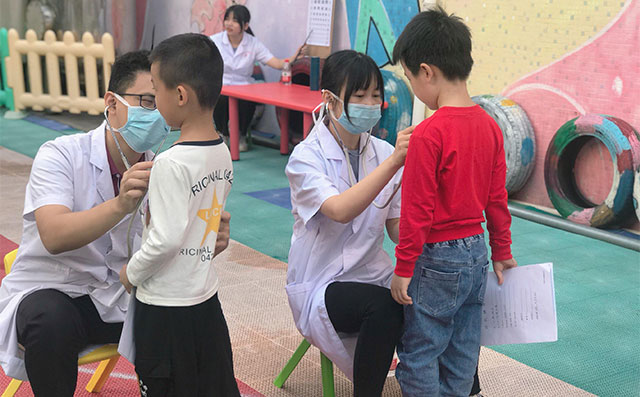 环球UG科技晨检机器人如何在5秒内快速晨检完成，并生成报告？